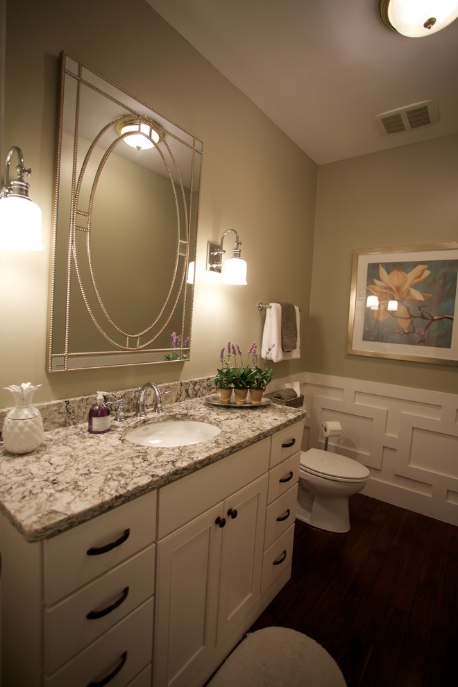 Exemple d'une salle de bain chic avec un lavabo encastré, un placard à porte plane, des portes de placard blanches, un plan de toilette en quartz, un mur gris et parquet foncé.