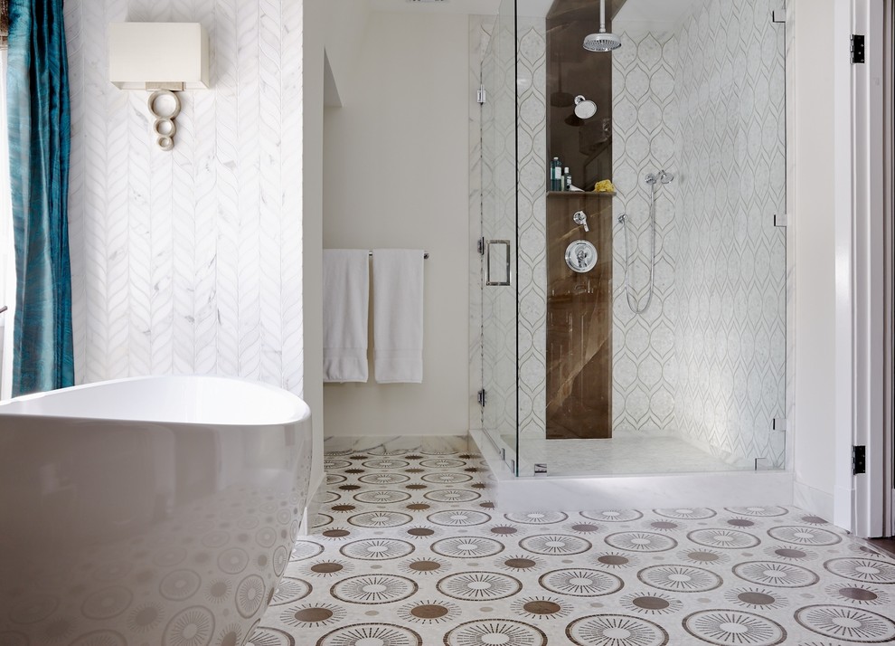 Immagine di una stanza da bagno design con piastrelle bianche, piastrelle a mosaico, pavimento in marmo, vasca freestanding, doccia alcova e pareti bianche