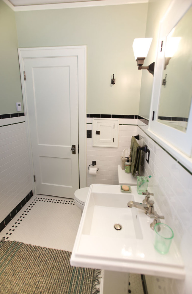 На фото: ванная комната в стиле кантри с раковиной с пьедесталом, фасадами в стиле шейкер, белыми фасадами, ванной на ножках, раздельным унитазом, белой плиткой и керамической плиткой