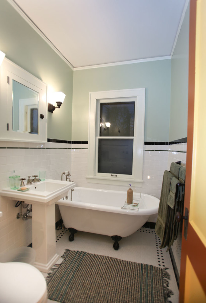 Immagine di una stanza da bagno american style con lavabo a colonna, ante in stile shaker, ante bianche, vasca con piedi a zampa di leone, WC a due pezzi, piastrelle bianche e piastrelle in ceramica