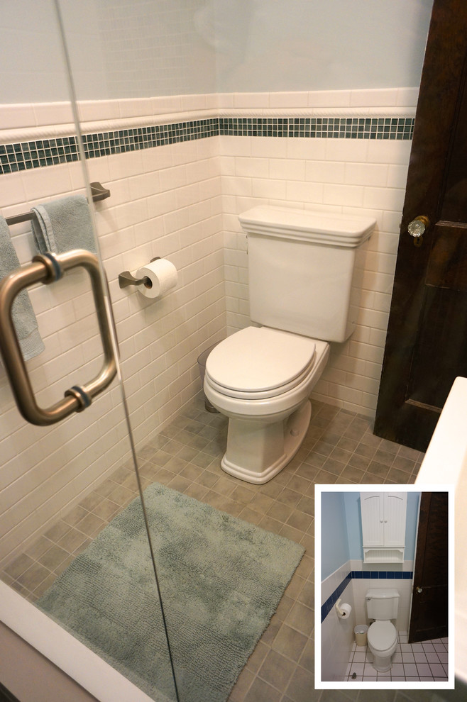 Inredning av ett eklektiskt mellanstort badrum för barn, med en dusch i en alkov, en toalettstol med separat cisternkåpa, flerfärgad kakel, glasskiva, blå väggar, klinkergolv i porslin och ett piedestal handfat