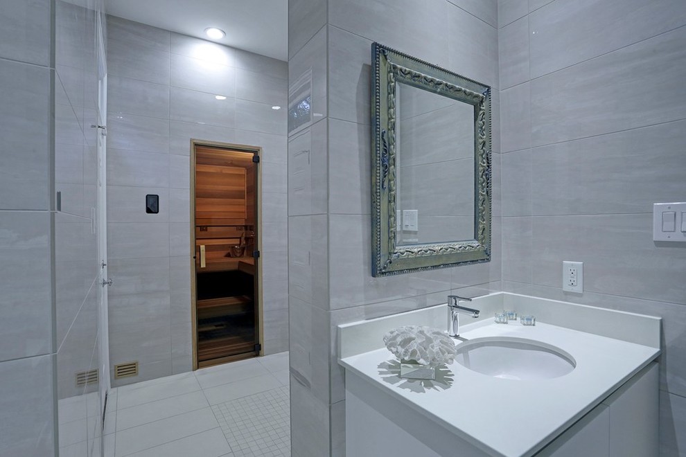 Modelo de cuarto de baño principal contemporáneo con armarios con paneles lisos, puertas de armario blancas y encimera de cuarzo compacto