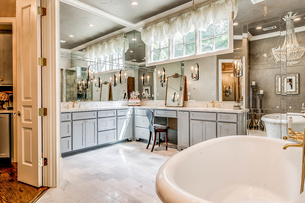 Inredning av ett klassiskt mycket stort en-suite badrum, med grå skåp, ett fristående badkar, en dusch i en alkov, grå kakel, vita väggar, klinkergolv i porslin, ett nedsänkt handfat, cementkakel, bänkskiva i kvarts, grått golv, med dusch som är öppen och skåp i shakerstil