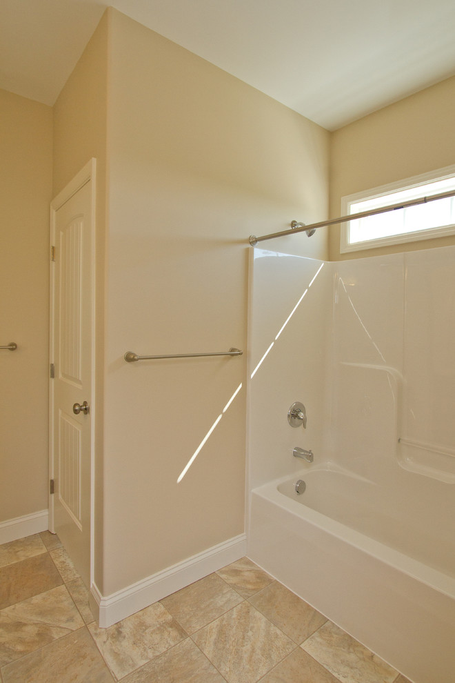 Esempio di una piccola stanza da bagno chic con vasca/doccia, pareti beige e pavimento in linoleum