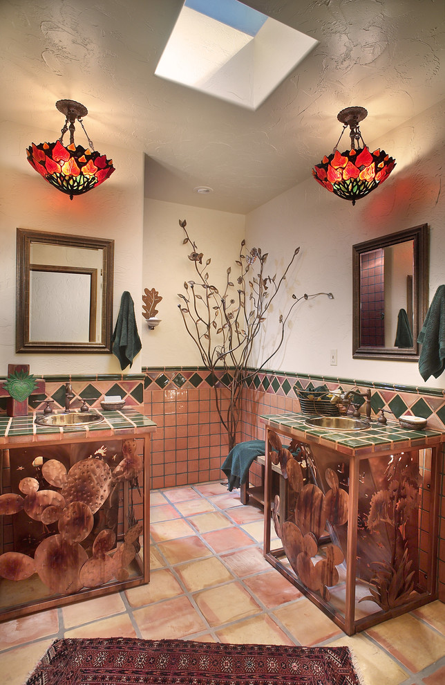 Стильный дизайн: ванная комната в классическом стиле с накладной раковиной, столешницей из плитки, зеленой плиткой, терракотовой плиткой, бежевыми стенами и полом из терракотовой плитки - последний тренд