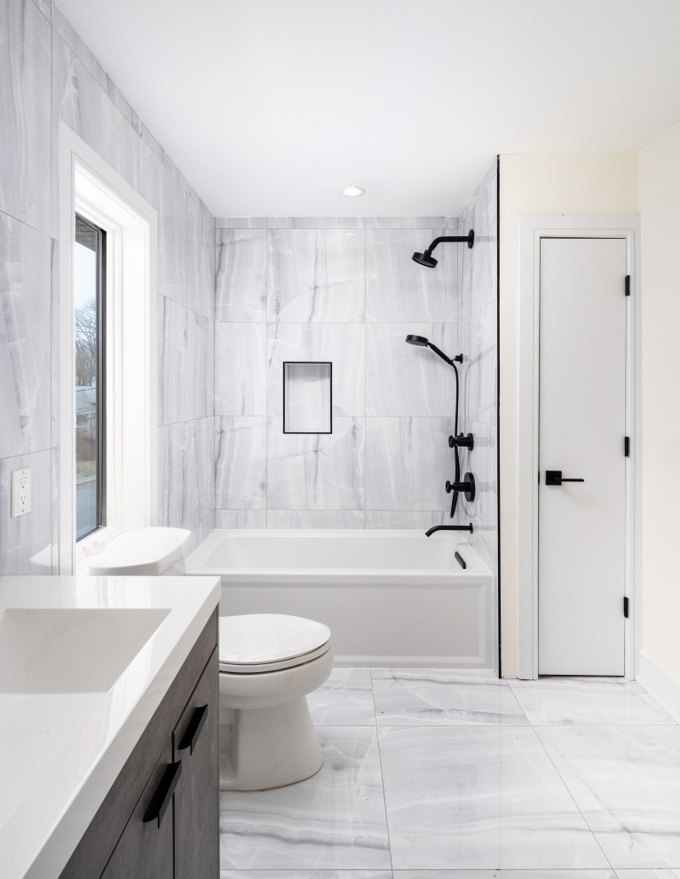 Idéer för att renovera ett mellanstort vintage vit vitt badrum, med släta luckor, grå skåp, en toalettstol med hel cisternkåpa, grå kakel, grå väggar, ett integrerad handfat, bänkskiva i kvarts och grått golv