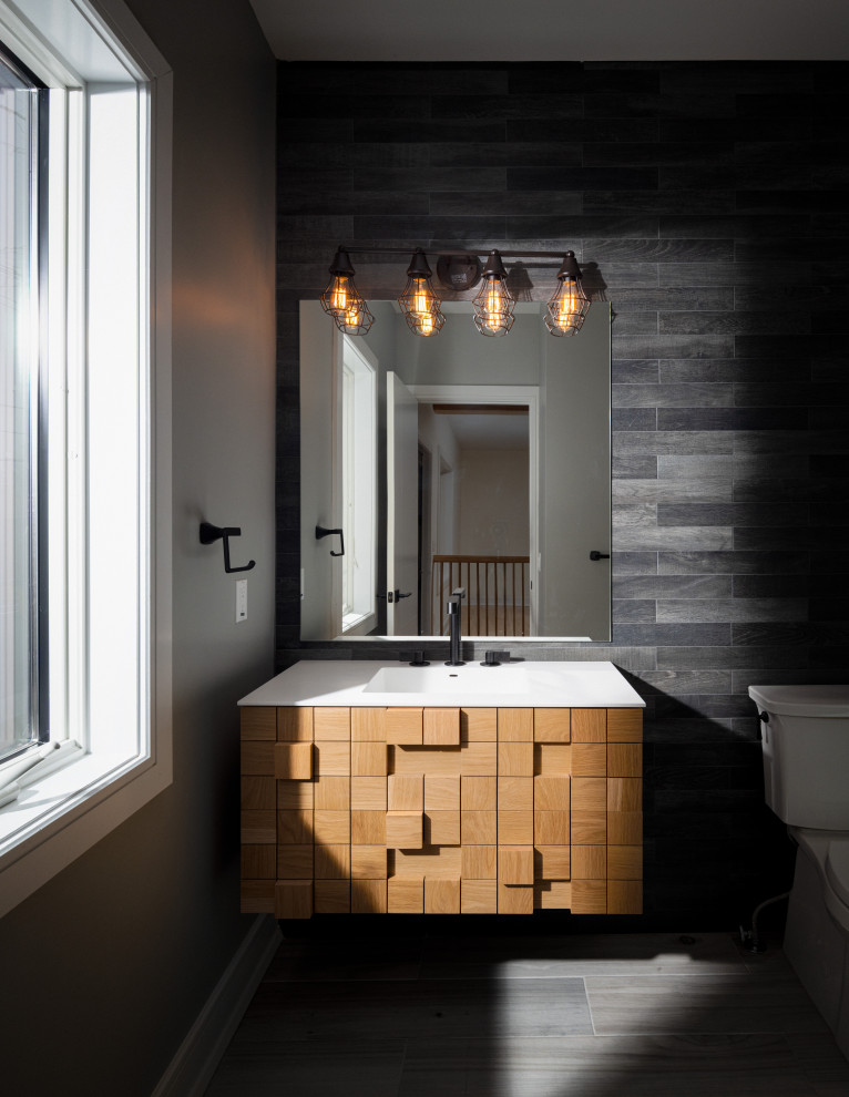 Пример оригинального дизайна: маленькая ванная комната в стиле неоклассика (современная классика) с фасадами цвета дерева среднего тона, унитазом-моноблоком, серой плиткой, керамогранитной плиткой, серыми стенами, полом из терракотовой плитки, монолитной раковиной, столешницей из искусственного кварца, серым полом, белой столешницей, тумбой под одну раковину и подвесной тумбой для на участке и в саду