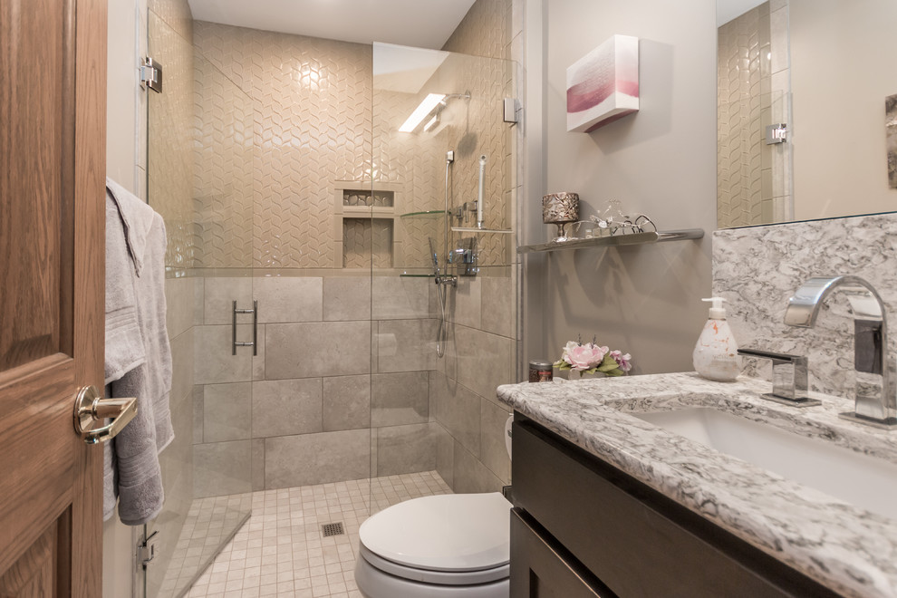 Exempel på ett litet klassiskt beige beige badrum, med skåp i shakerstil, grå skåp, en kantlös dusch, beige kakel, glaskakel, grå väggar, klinkergolv i porslin, ett undermonterad handfat, bänkskiva i kvarts, grått golv och dusch med gångjärnsdörr