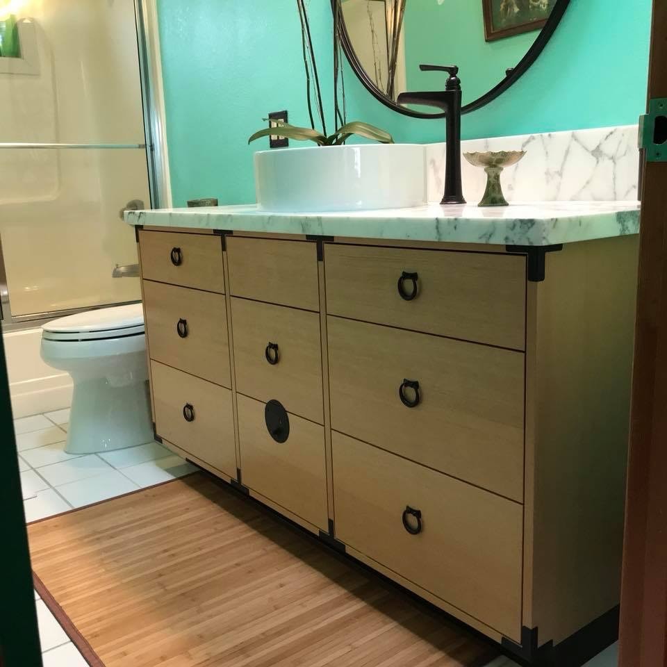 Cette image montre une salle de bain asiatique en bois clair.