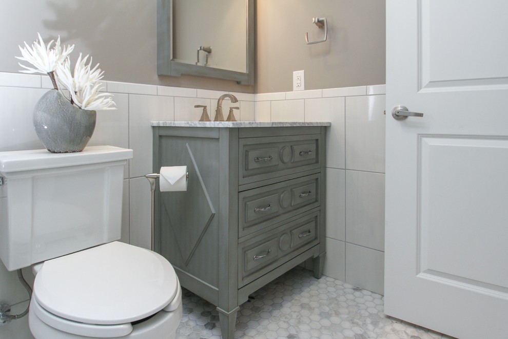 На фото: серо-белая ванная комната среднего размера в классическом стиле с фасадами островного типа, серыми фасадами, раздельным унитазом, белой плиткой, керамической плиткой, серыми стенами, полом из керамической плитки, душевой кабиной, врезной раковиной, мраморной столешницей и душем в нише с