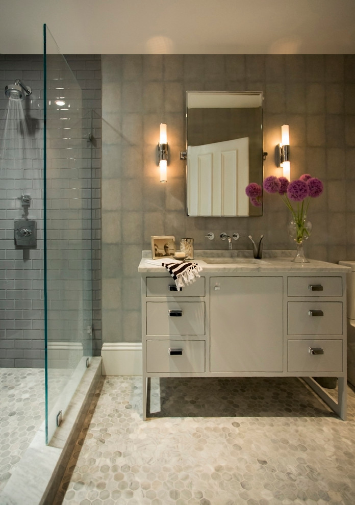 Inspiration för ett stort vintage badrum, med släta luckor, vita skåp, en öppen dusch, vit kakel, stenkakel, grå väggar, marmorgolv, ett undermonterad handfat och marmorbänkskiva