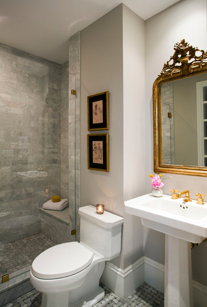 Стильный дизайн: ванная комната среднего размера в классическом стиле с раковиной с пьедесталом, душем в нише, унитазом-моноблоком, серой плиткой, серыми стенами, полом из мозаичной плитки, каменной плиткой и душевой кабиной - последний тренд