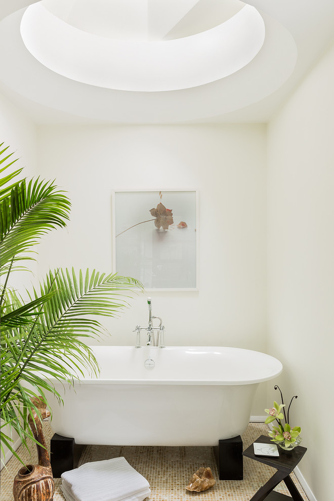 Ejemplo de cuarto de baño actual de tamaño medio con bañera exenta y suelo con mosaicos de baldosas