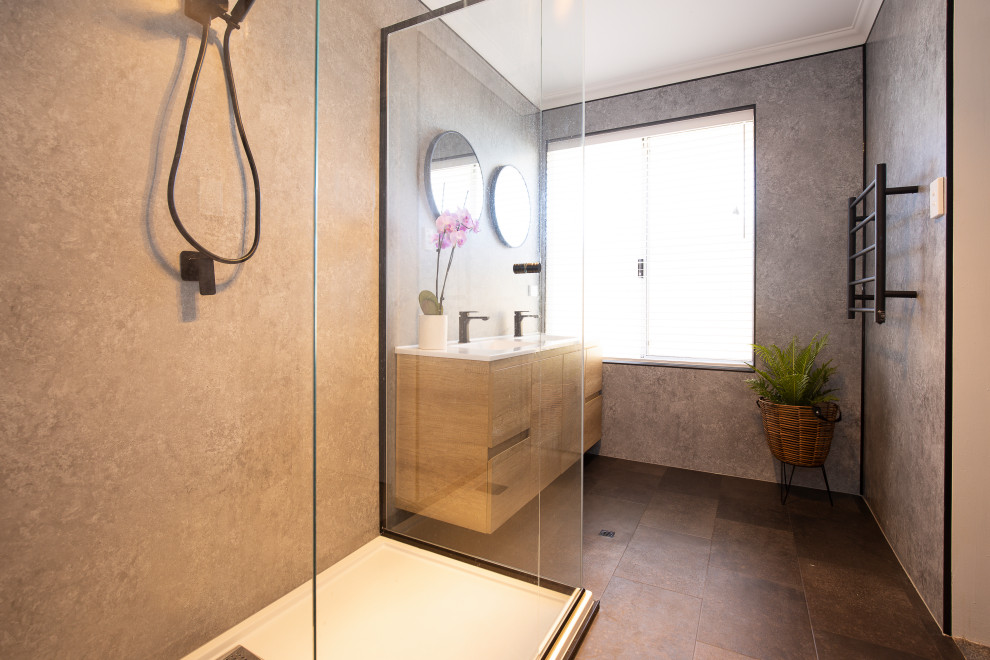 Exemple d'une salle de bain principale moderne de taille moyenne avec une douche d'angle, un carrelage gris, des dalles de pierre, un mur gris, un sol en vinyl, un plan de toilette en quartz modifié, un sol noir, une cabine de douche à porte battante et un plan de toilette blanc.