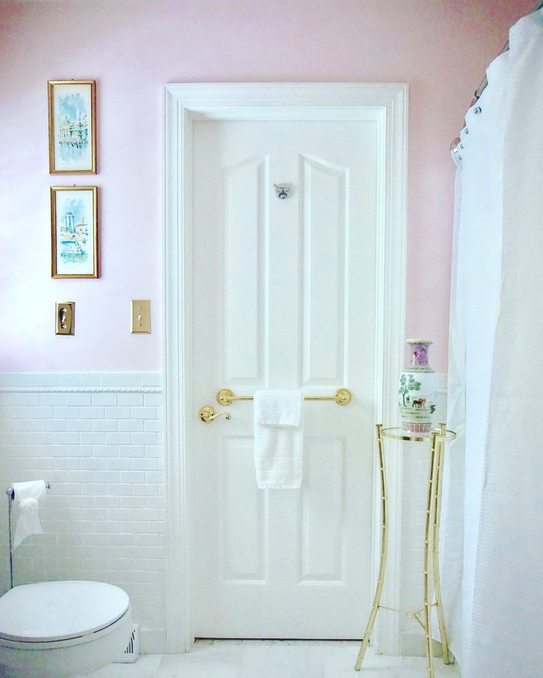 Esempio di una piccola stanza da bagno chic con piastrelle bianche, piastrelle diamantate, pareti rosa, pavimento in marmo e pavimento bianco