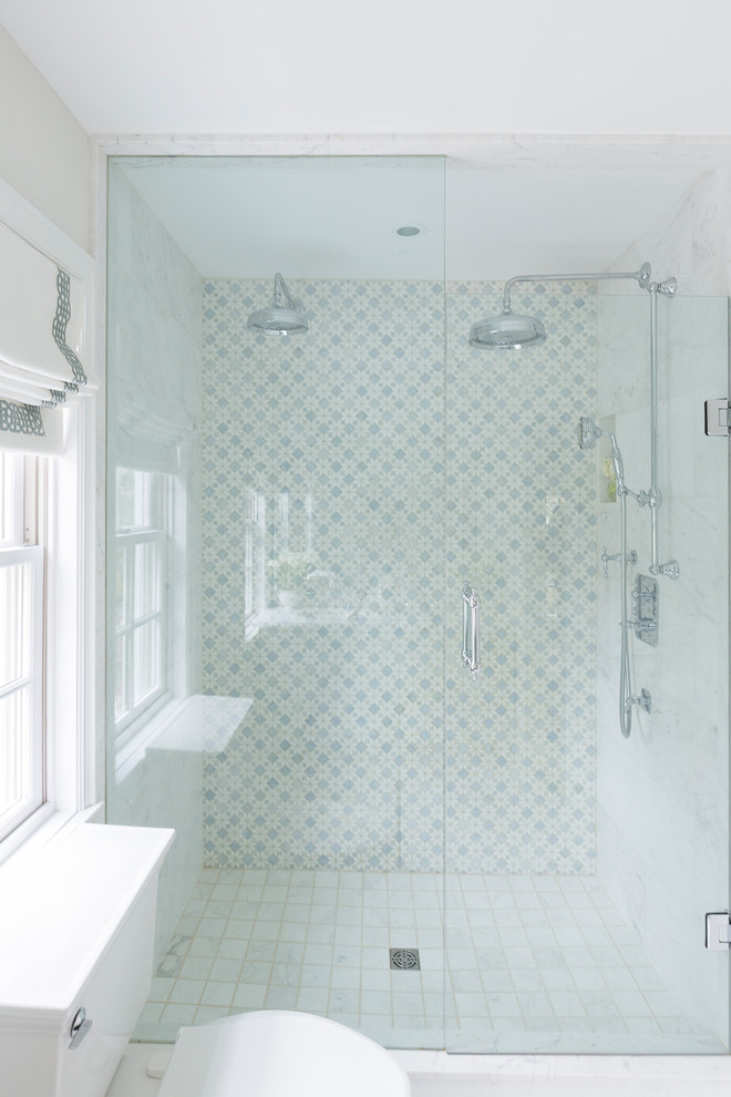 Inspiration för klassiska en-suite badrum, med luckor med profilerade fronter, gröna skåp, en dubbeldusch, en toalettstol med hel cisternkåpa, blå kakel, marmorkakel, vita väggar, marmorgolv, ett undermonterad handfat, marmorbänkskiva, vitt golv och dusch med gångjärnsdörr