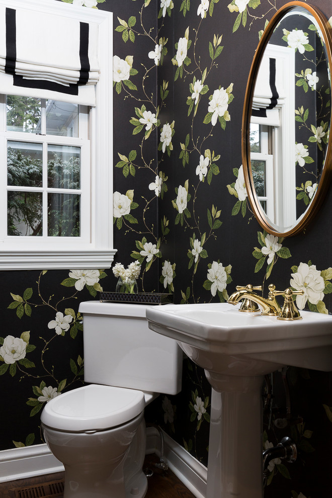 Пример оригинального дизайна: ванная комната в классическом стиле с черными стенами, темным паркетным полом, раковиной с пьедесталом и коричневым полом