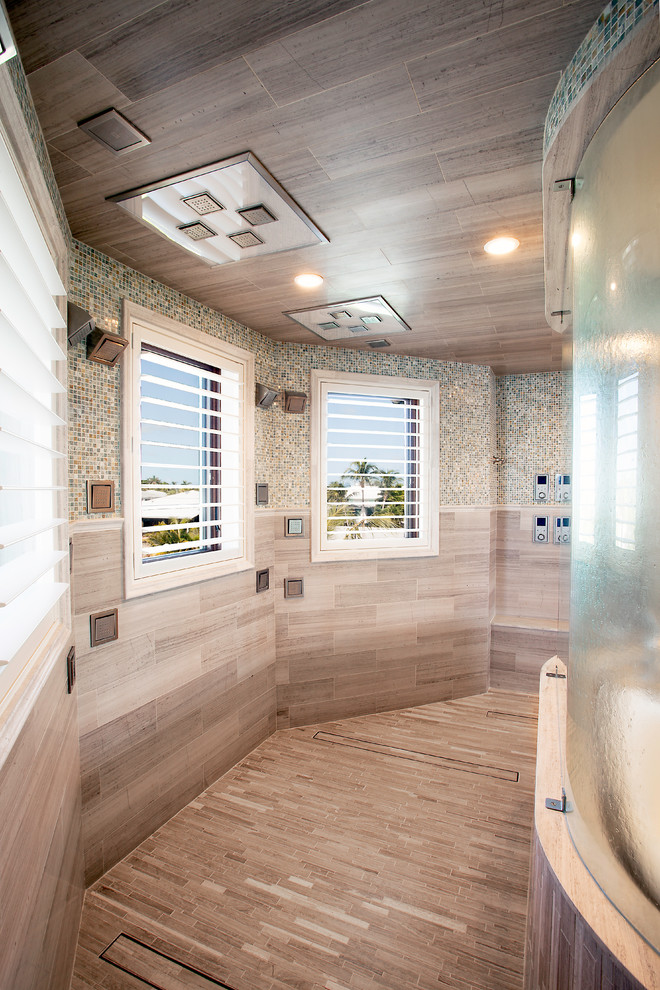 Diseño de cuarto de baño principal exótico grande con puertas de armario blancas, baldosas y/o azulejos beige y paredes blancas