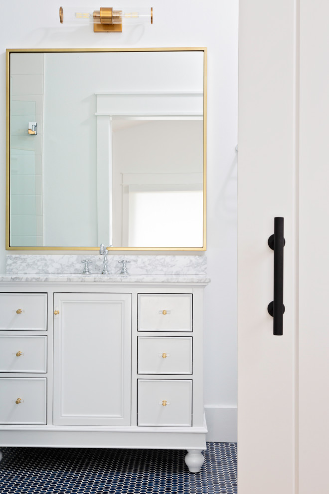 Пример оригинального дизайна: ванная комната среднего размера в морском стиле с фасадами с утопленной филенкой, белыми фасадами, белыми стенами, душевой кабиной, врезной раковиной, синим полом, серой столешницей, тумбой под одну раковину и встроенной тумбой