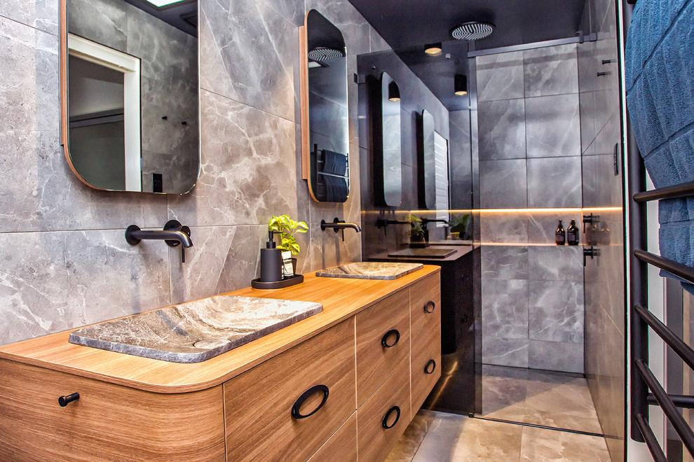 Idée de décoration pour une petite salle de bain minimaliste en bois clair avec un placard en trompe-l'oeil.