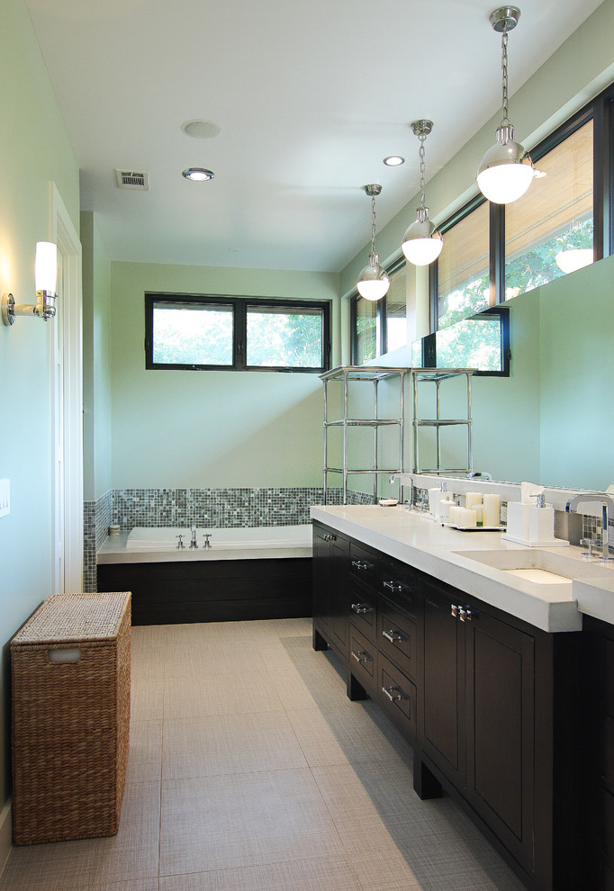 Immagine di una stanza da bagno design con vasca ad alcova e top bianco