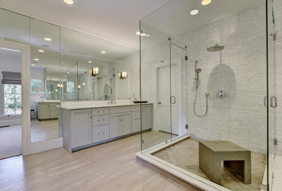 Exempel på ett stort klassiskt en-suite badrum, med skåp i shakerstil, grå skåp, grå kakel, stickkakel, vita väggar, marmorbänkskiva, ett platsbyggt badkar, en dubbeldusch och marmorgolv