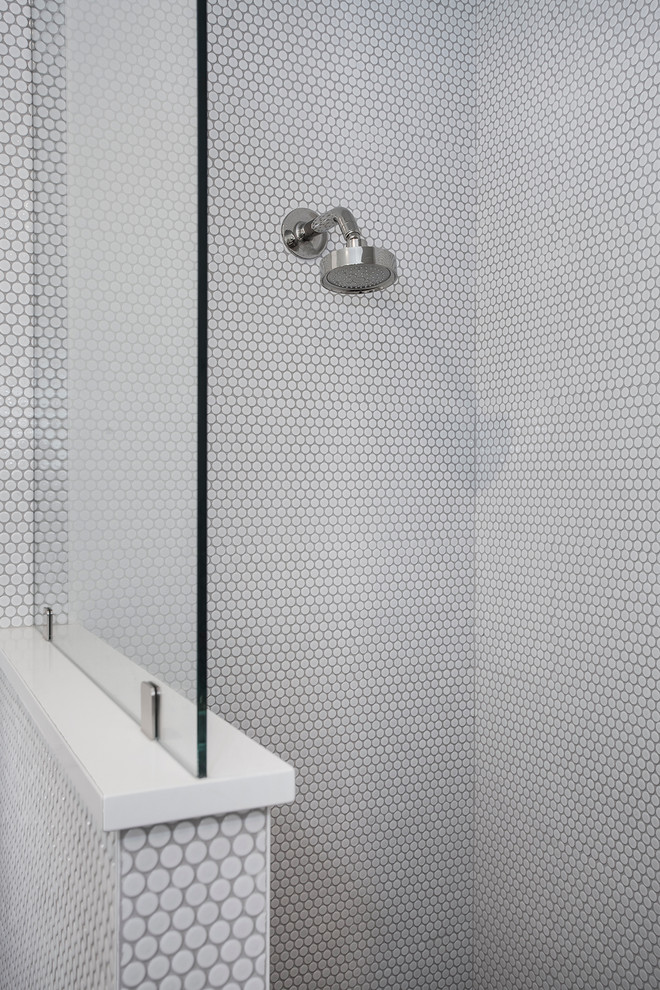 Idéer för stora vintage en-suite badrum, med en öppen dusch, vit kakel, mosaik, mosaikgolv, med dusch som är öppen, skåp i shakerstil, vita skåp och marmorbänkskiva