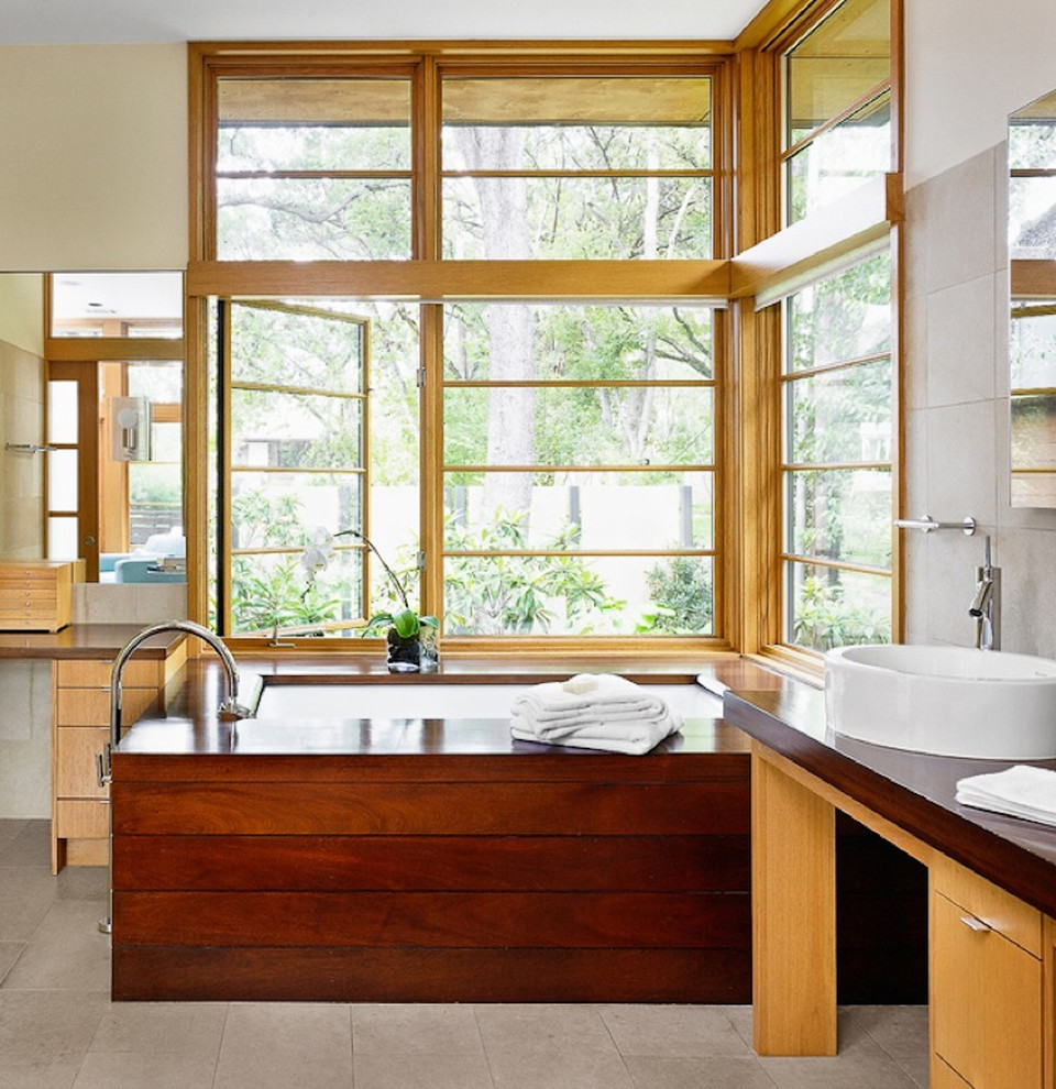 Imagen de cuarto de baño de estilo zen con lavabo sobreencimera y ventanas