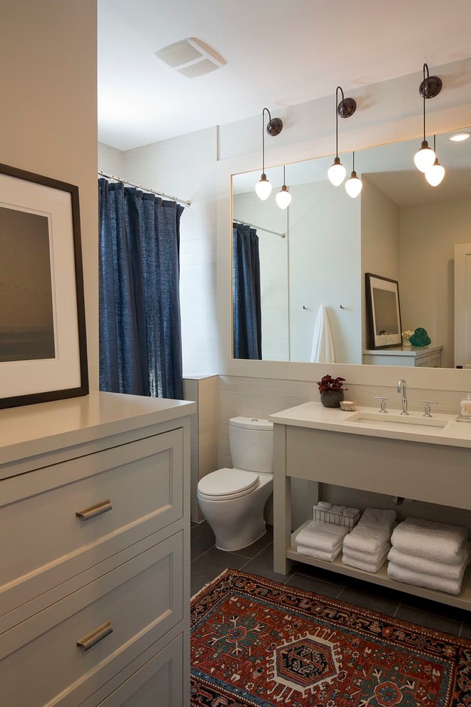 Idéer för ett mellanstort klassiskt badrum, med ett badkar i en alkov, en dusch/badkar-kombination, en toalettstol med separat cisternkåpa, beige väggar, ett undermonterad handfat och dusch med duschdraperi