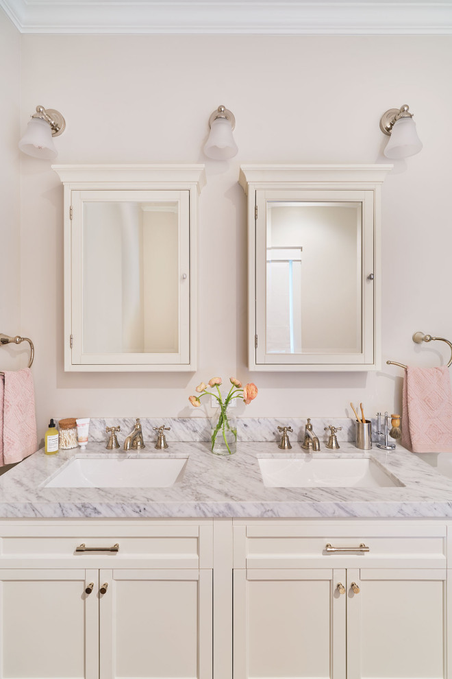 Свежая идея для дизайна: главная ванная комната в классическом стиле с фасадами с утопленной филенкой - отличное фото интерьера