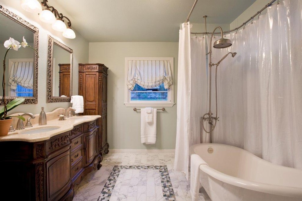 Cette image montre une salle de bain bohème avec une baignoire sur pieds, un plan de toilette en granite et une fenêtre.