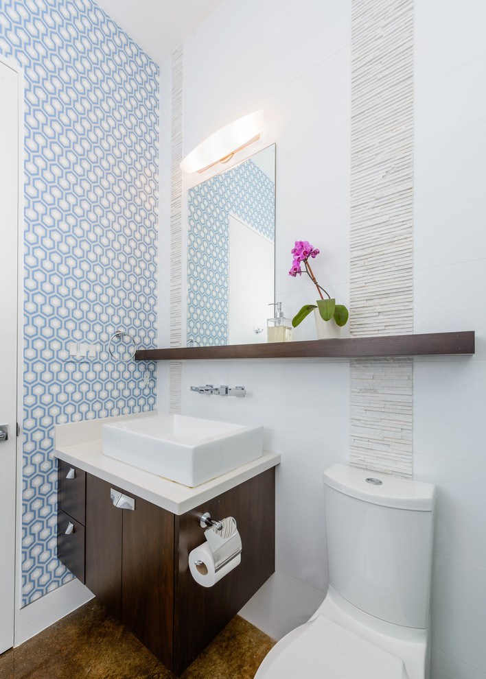 Идея дизайна: ванная комната в современном стиле с настольной раковиной и разноцветными стенами