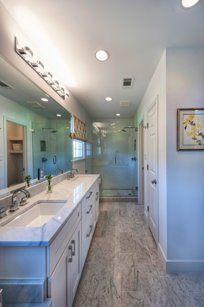 Ispirazione per una stanza da bagno tradizionale con top in marmo e lavabo sottopiano