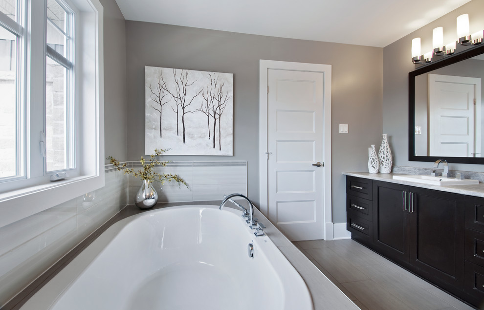 Example of a classic bathroom design in Ottawa