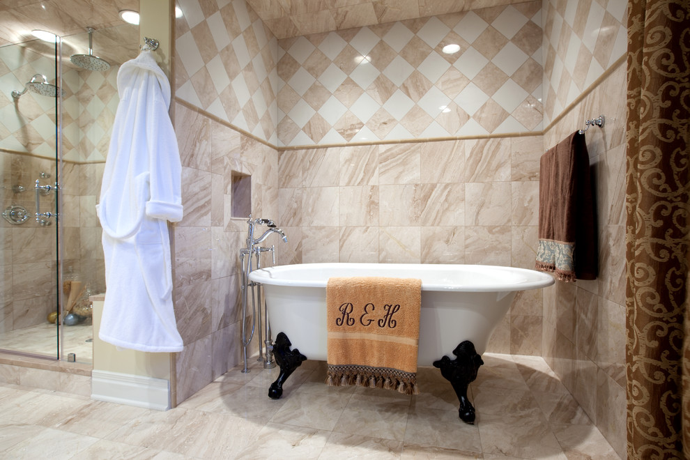 Imagen de cuarto de baño tradicional con bañera con patas y ducha empotrada