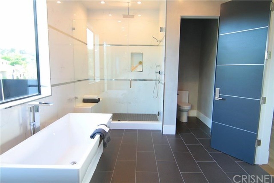 Exempel på ett modernt en-suite badrum, med släta luckor, skåp i mellenmörkt trä, ett fristående badkar, en dubbeldusch, en toalettstol med hel cisternkåpa, brun kakel, porslinskakel, vita väggar, klinkergolv i porslin, ett undermonterad handfat och bänkskiva i kvarts