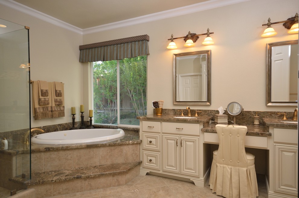 На фото: большая главная ванная комната в классическом стиле с фасадами с выступающей филенкой и белыми фасадами