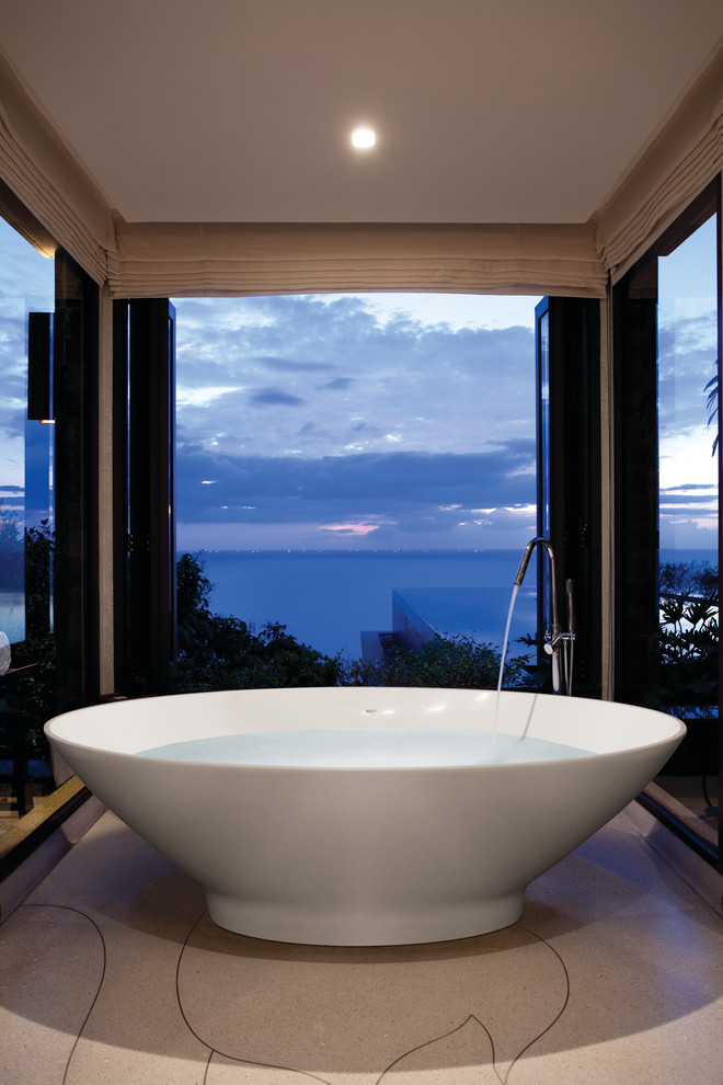 Immagine di una stanza da bagno design con vasca freestanding e pareti bianche
