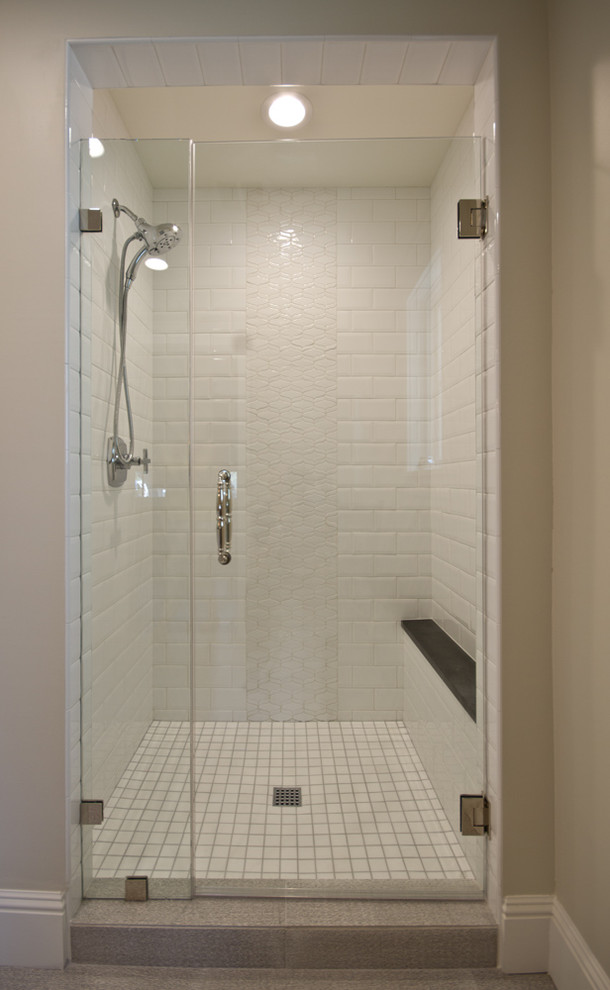 Idéer för mellanstora vintage badrum med dusch, med luckor med infälld panel, vita skåp, ett badkar i en alkov, en dusch i en alkov, vit kakel, tunnelbanekakel, grå väggar, betonggolv, ett undermonterad handfat, bänkskiva i kvarts, grått golv och dusch med gångjärnsdörr