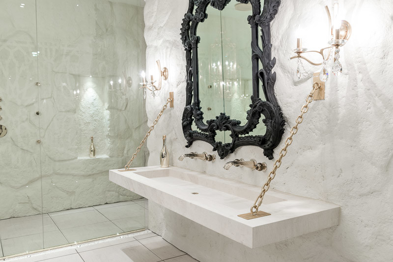 Ispirazione per una stanza da bagno padronale minimalista con top in marmo e vasca giapponese
