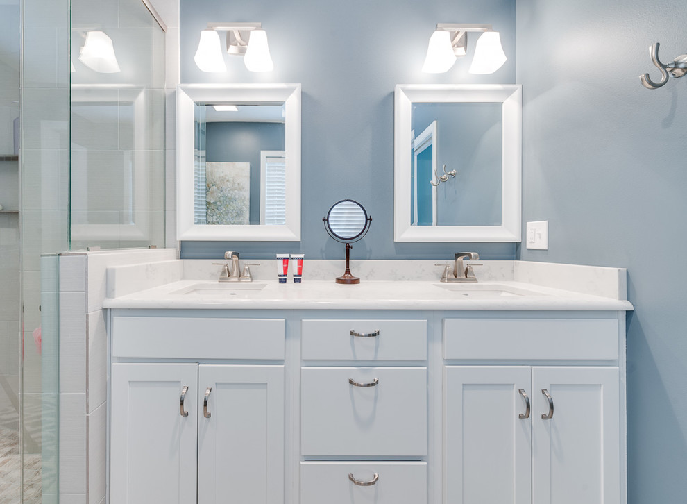 Источник вдохновения для домашнего уюта: маленькая главная ванная комната в стиле неоклассика (современная классика) с фасадами в стиле шейкер, белыми фасадами, угловым душем, унитазом-моноблоком, синей плиткой, галечной плиткой, синими стенами, полом из керамической плитки, врезной раковиной, мраморной столешницей, белым полом и душем с распашными дверями для на участке и в саду