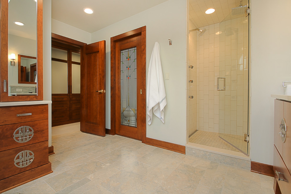 Foto på ett stort amerikanskt en-suite badrum, med skåp i mellenmörkt trä, grå kakel, glaskakel, vita väggar och travertin golv