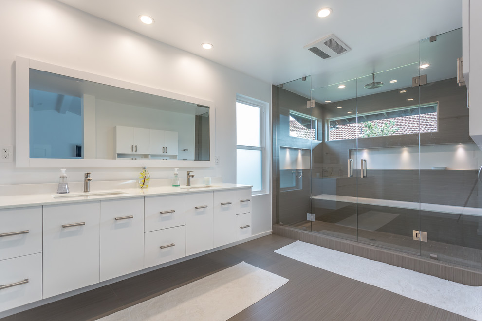 Стильный дизайн: большая детская ванная комната в стиле модернизм с серыми фасадами, открытым душем, бежевой плиткой, белыми стенами, монолитной раковиной и столешницей из искусственного кварца - последний тренд