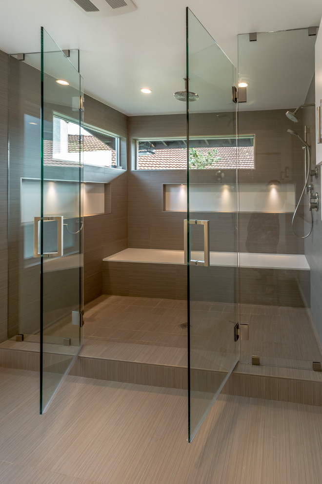 Großes Modernes Badezimmer En Suite mit grauen Schränken, offener Dusche, braunen Fliesen, weißer Wandfarbe, Keramikboden, integriertem Waschbecken und Quarzwerkstein-Waschtisch in Los Angeles