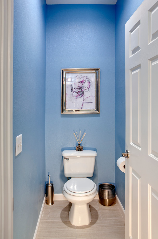 Пример оригинального дизайна: туалет среднего размера в современном стиле с унитазом-моноблоком, синими стенами и полом из керамогранита