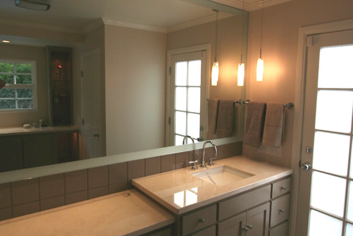 Aménagement d'une salle de bain classique avec un lavabo encastré, un placard à porte shaker, des portes de placard grises, un plan de toilette en marbre, une douche ouverte, un carrelage beige, un carrelage de pierre, un mur gris et un sol en travertin.