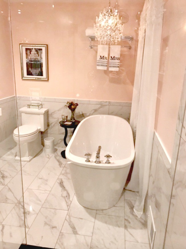 Источник вдохновения для домашнего уюта: маленькая главная ванная комната в стиле шебби-шик с отдельно стоящей ванной, желтыми стенами, мраморным полом и белым полом для на участке и в саду