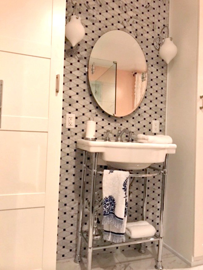 Bild på ett litet shabby chic-inspirerat en-suite badrum, med öppna hyllor, ett fristående badkar, en hörndusch, vit kakel, stenkakel, gula väggar, marmorgolv, ett piedestal handfat, bänkskiva i akrylsten, vitt golv och dusch med gångjärnsdörr