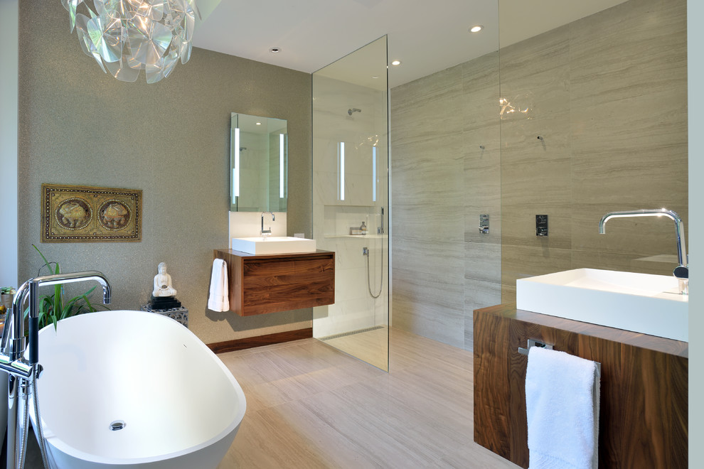 Modernes Badezimmer mit flächenbündigen Schrankfronten, dunklen Holzschränken, Doppeldusche, beigen Fliesen, Aufsatzwaschbecken und Waschtisch aus Holz in Toronto