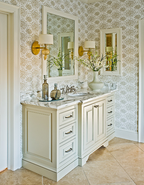 Foto på ett stort vintage en-suite badrum, med ett nedsänkt handfat, luckor med infälld panel, beige skåp, marmorbänkskiva och beige väggar